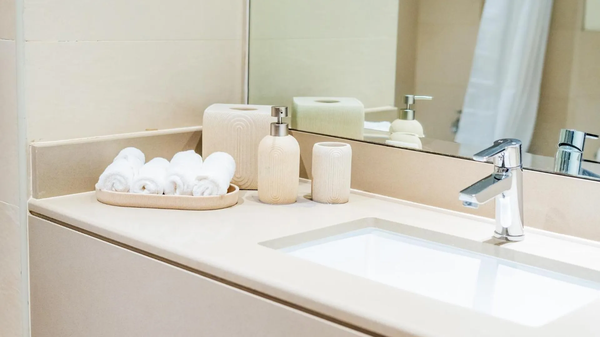 Two Bedroom Apartment By Otolo Homes With Free Yas Theme Park Tickets Abu Dhabi Förenade Arabemiraten
